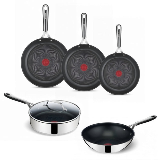 Tefal Jamie Oliver 5-delige RVS pannenset met wok en hapjespan op een inductiekookplaat