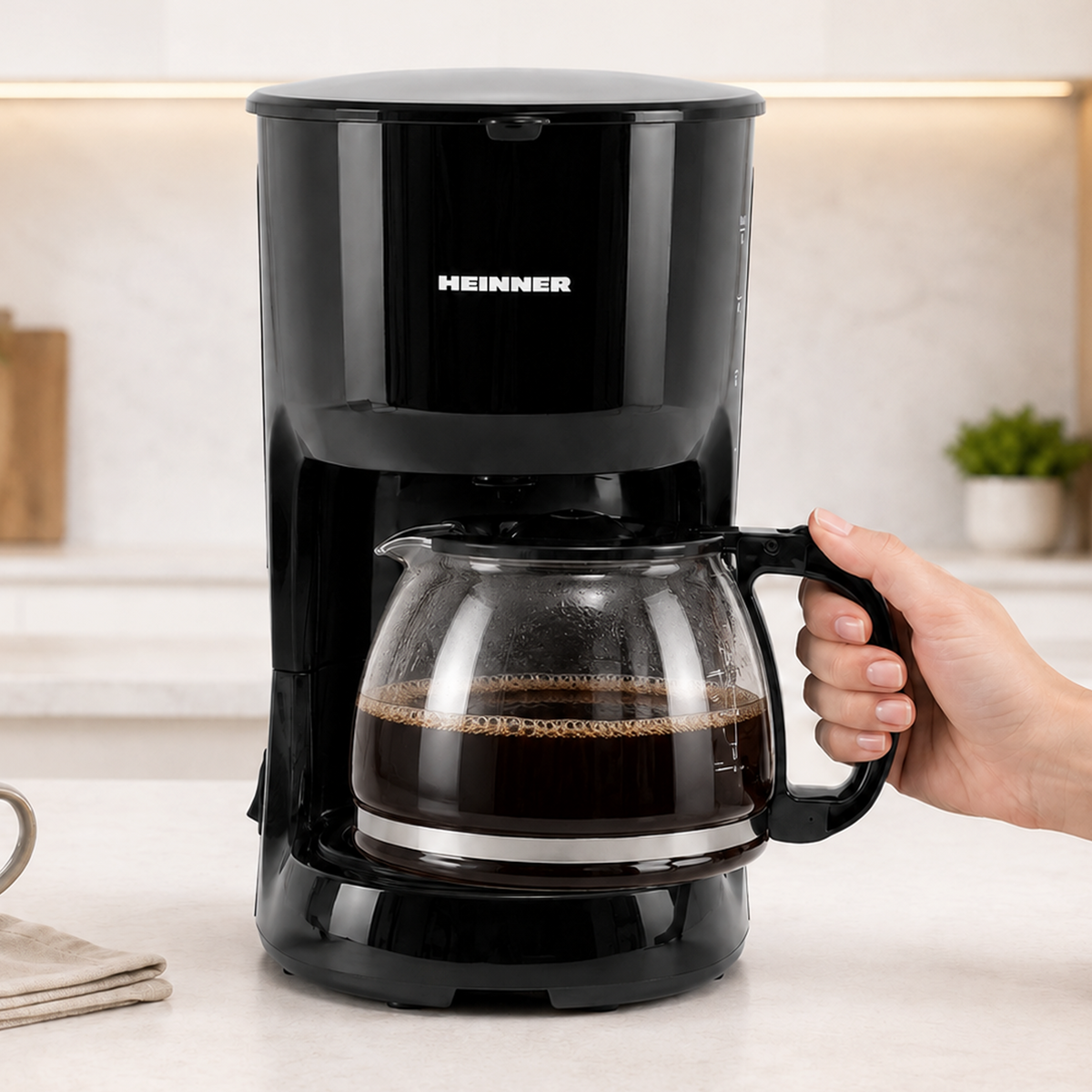 Heinner Filterkoffiezetapparaat – 750 W – Inhoud 1,25 L – Glazen Koffiekan – Warmhoudplaat – Druppelstop – Waterniveau-indicator – Zwart (3)