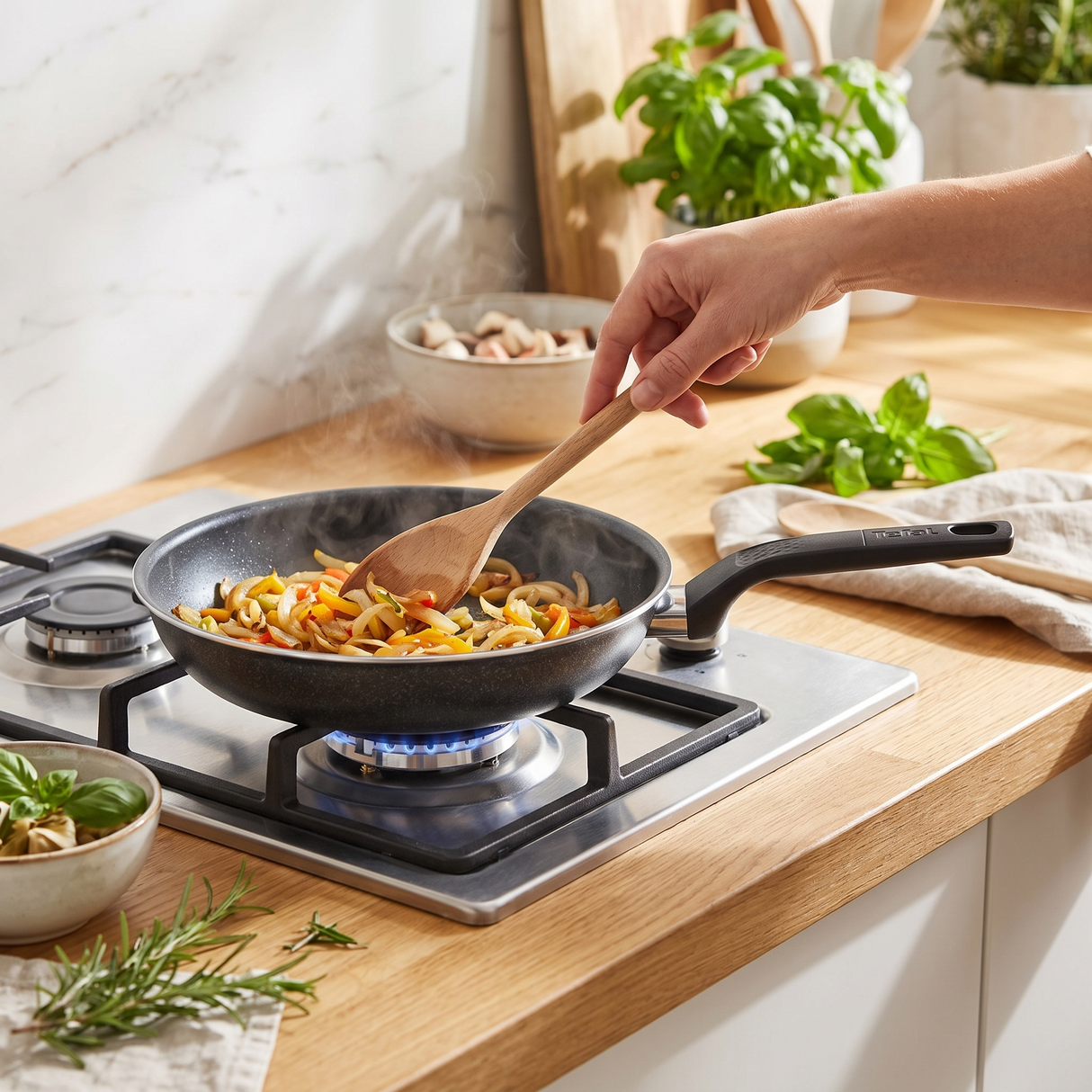 Tefal Easy Cook & Clean Pannenset 6-delig in gebruik op een gasfornuis
