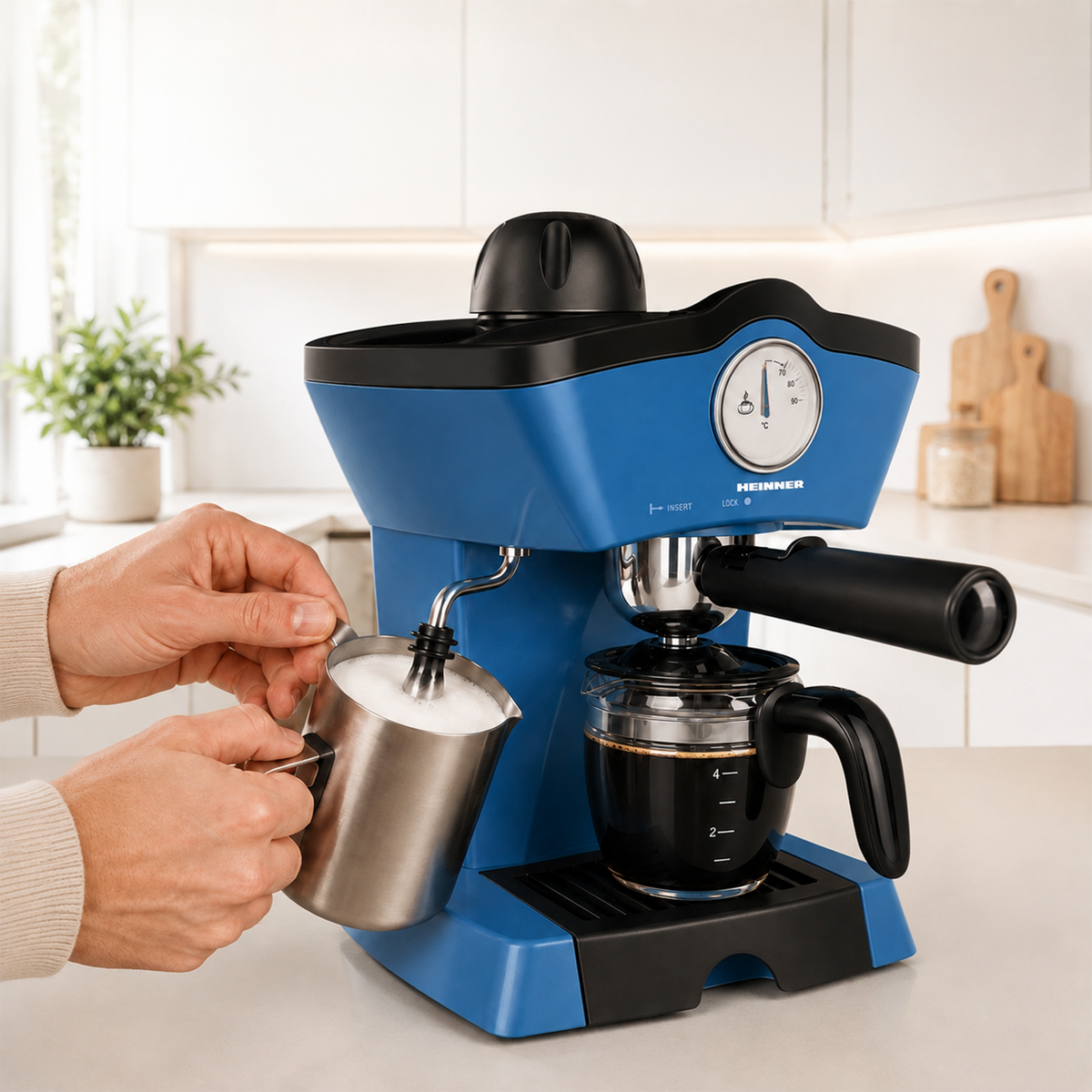 Heinner Charm HEM-200BL Handmatige Espressomachine – 800 W – 3,5 bar – Waterreservoir 250 ml – Voor Espresso en Cappuccino – Melkopschuimer – Frontthermometer – Blauw (12)