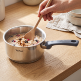Close-up van de Tefal Daily Cook steelpan 16 cm met havermout, waarbij de RVS binnenkant en de grijze steel goed zichtbaar zijn