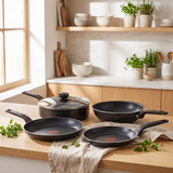 Tefal Easy Cook & Clean Pannenset 6-delig uitgestald op een houten aanrecht